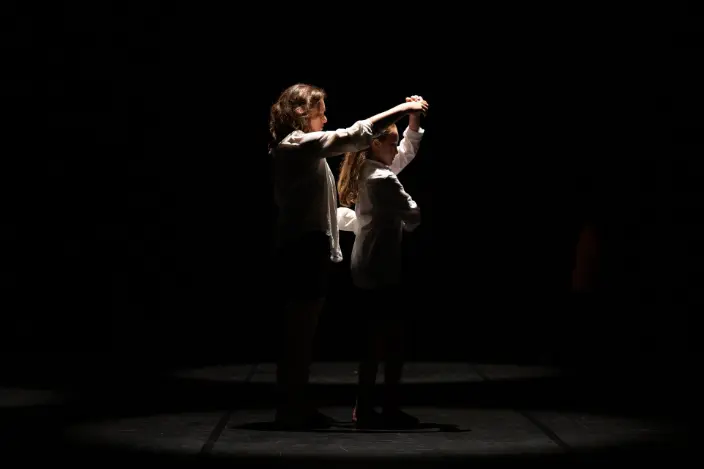 Nouveau duo parent-enfant en cours de danse à Rennes