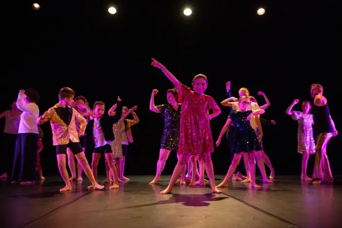 Duo parent-enfant en cours de danse à Rennes