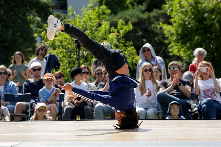 Enfant en cours de Breaking chez Dk'lé Danse